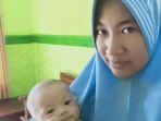 Ririn-Linda-Tunggal-Sari-33-menggendong-anaknya.jpg