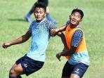 Risqki-Putra-Utomo-kiri-saat-latihan-bersama-Persela-Lamongan.jpg