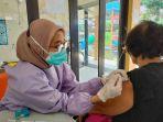 Salah-satu-warga-Cempaka-Putih-sedang-menerima-vaksin-booster.jpg
