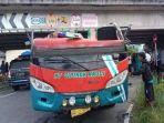 Sebuah-bus-menabrak-fly-over-2.jpg