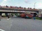 Sebuah-bus-menghantam-dinding-lorong-flyover-hingga-atap-terbelah.jpg
