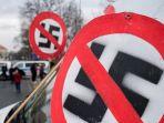 Sebuah-tanda-larangan-dengan-swastika.jpg