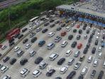 Sejumlah-kendaraan-pemudik-memadati-Gerbang-Tol.jpg