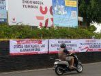 Sejumlah-spanduk-terpasang-di-sudut-Alun-alun-Banjarnegara-setelah-bupati-jadi-tersangka.jpg