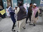 Seorang-perempuan-anggota-demonstran-bertengkar-dengan-Taliban.jpg