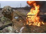 Seorang-tentara-Ukraina-memandang-api.jpg