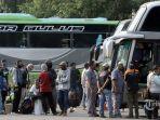 Suasana-penumpang-di-Terminal-Kampung-Rambutan-Jakarta-Timur-Rabu-2242020.jpg
