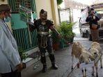 Superhero-Gatotkaca-bagi-bagi-hewan-kurban.jpg