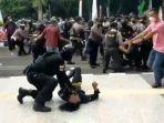 Tangkapan-layar-video-viral-diduga-mahasiswa-dibanting-polisi.jpg