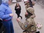 Tentara-Ukraina-melamar-pacarnya.jpg