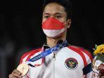 Tunggal-putra-Indonesia-Anthony-Sinisuka-Ginting-berpose-dengan-medali-perunggu.jpg