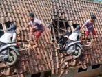 Video-Viral-2-Anak-SD-Terbang-Nyangsang-di-Atap-Rumah-Warga-Motor-Terbang-Nyungsep-di-Genteng.jpg