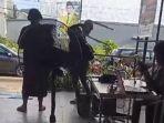 Viral-Emak-emak-Ngamuk-Hancurkan-Warkop-Sampai-Pengunjung-Panik-Diduga-Gra-gara-Mobilnya-Tergores.jpg