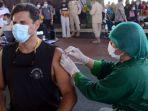 WNA-menerima-suntikan-vaksin-Covid-19-AstraZeneca-di-Denpasar-Bali.jpg
