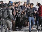 Warga-Palestina-dihadang-oleh-polisi-Israel.jpg