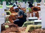 Warga-berziarah-kubur-di-makam-keluarganya-korban-Covid-19-di-TPU-Pondok-Ranggon-2452020.jpg