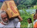 Xanana-Gusmao-saat-turun-langsung-membantu-korban-banjir-dan-tanah-longsor-di-Dili-Timor-Leste.jpg