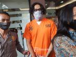 aktor-dwi-sasono-berjalan-keluar-mapolres-jakarta-selatan.jpg