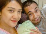anissa-aziza-dan-raditya-dika-berfoto-dengan-anak-keduanya.jpg