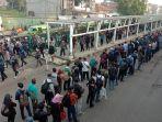 antrian-penumpang-terjadi-di-stasiun-bogor-senin-862020.jpg