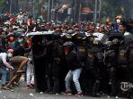 aparat-kepolisian-bersitegang-dengan-pendemo-di-kawasan-harmoni-jakarta.jpg