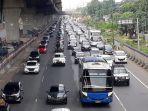 arus-kendaraan-ke-arah-jakarta-di-ruas-tol-jakarta-cikampak.jpg