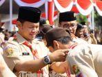 arya-sugiarto-memberikan-penghargaan-kepada-salah-satu-anggota-pramuka.jpg