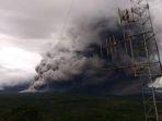 awan-panas-guguran-yang-keluar-dari-kawah-gunung-semeru-jawa-timur-sabtu.jpg