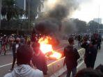 ban-yang-dibakar-massa-seusai-demonstrasi-penolakan-omnibus-law-uu-cipta-kerja.jpg