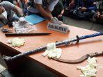 barang-bukti-digelar-saat-rilis-kasus-dugaan-penyerangan-anggota-polisi-oleh-pendukung-fpi.jpg