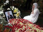 bcl-berdoa-di-depan-makam-suaminya-almarhum-ashraf-sinclair.jpg