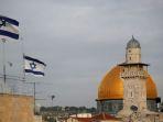 bendera-israel-berkibar-di-dekat-masjid-kubah-batu-al-aqsa-pada-5-desember-2017.jpg
