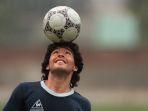 bintang-sepak-bola-argentina-diego-maradona-mengenakan-anting-berlian.jpg
