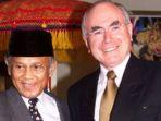 bj-habibie-dan-john-howard.jpg