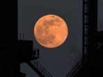 bulan-purnama-supermoon-terlihat-di-phoenix-west-di-dortmund.jpg