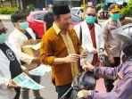 bupati-banyumas-achmad-husein-membagikan-handsanitizer.jpg