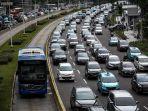 bus-transjakarta-melenggang-di-antara-kemacetan-di-jalan-mh-thamrin-jakarta-pusat.jpg