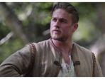 charlie-hunnam-dalam-king-arthur-legend-of-the-sword-2017.jpg