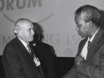 de-klerk-dan-mandel-pada-world-economy-forum-1992.jpg