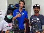dihadiahi-sepatu-oleh-pebalap-MotoGP-Alex-Rins.jpg