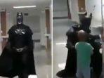 dokter-pakai-kostum-batman.jpg