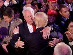 donald-trump-memeluk-saudaranya-robert-trump.jpg