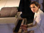dul-jaelani-saat-bermain-piano.jpg
