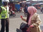 emak-marahi-polisi-karena-tak-terima-ditegur.jpg