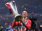 fernando-torres-mengangkat-piala-europa-league-bersama-atletico-madrid-pada-2018.jpg