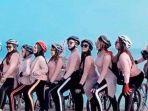 foto-kelompok-wanita-pesepeda-yang-menggunakan-baju-ketat.jpg