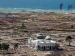 foto-masjid-rahmatullah-lampuuk-kecamatan-lhoknga-aceh-besar-saat-tsunami.jpg