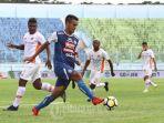 gelandang-arema-fc-m-rafli-menguasai-bola-dengan-dibayangi-dua-pemain-perseru-serui.jpg
