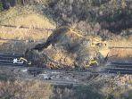 gempa-jepang-februari-2021-tanah-longsor-memblokir-jalan-tol-joban-di-soma.jpg