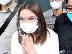 gisella-anastasia-didampingi-pengacaranya-saat-berada-di-polda-metro-jaya-2.jpg
